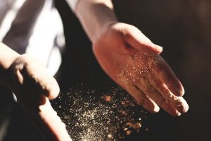 manos y harina contaminación cruzada con gluten