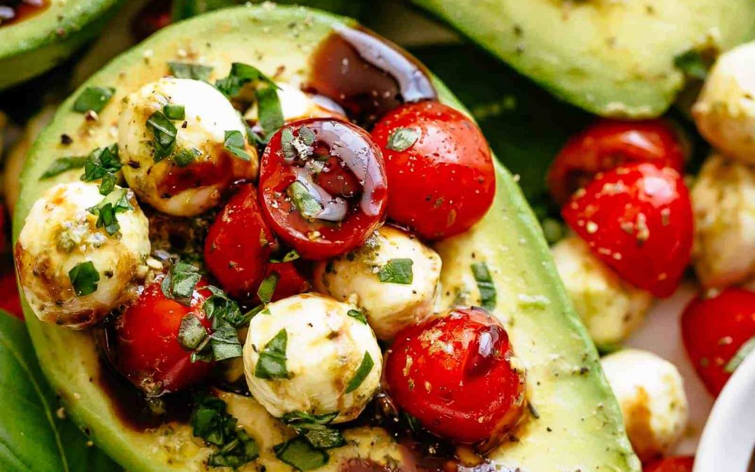 Aguacates rellenos de Caprese
