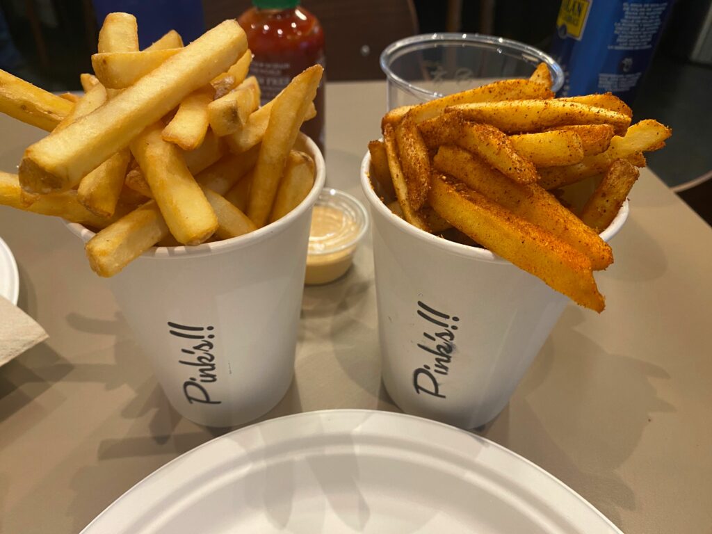 Patatas fritas con sal marina (izquierda) o con pimentón picante (derecha) de Pink's Madrid.